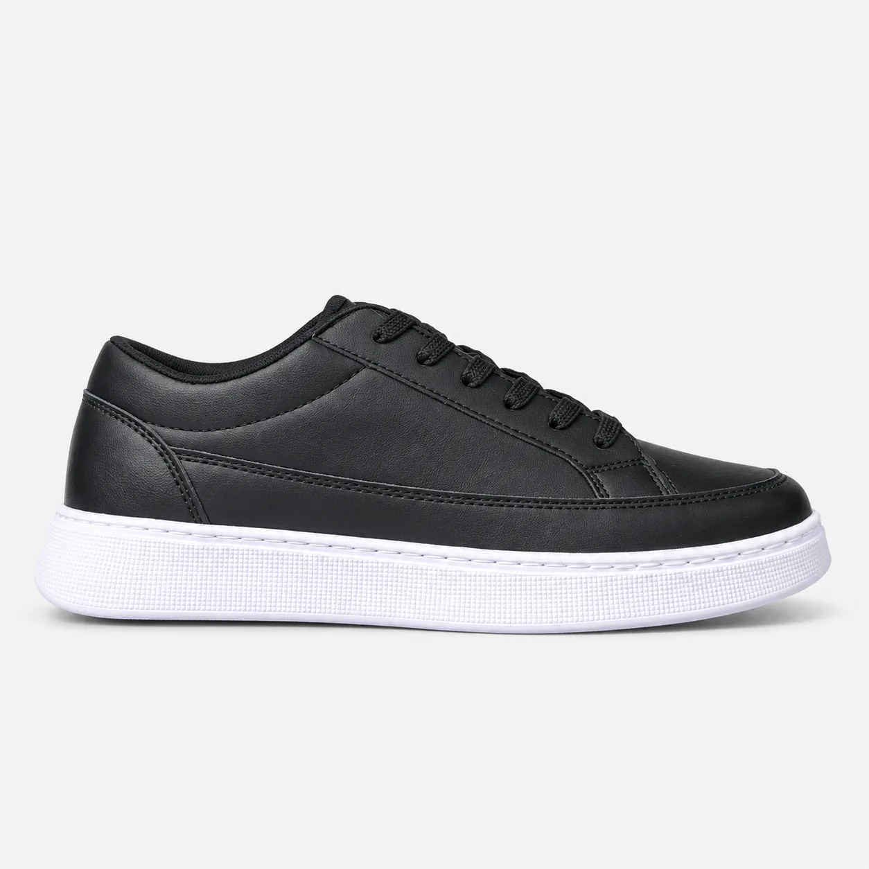 Bershka Men's Simple Vans-Style Shoes Black & White WWW.HEROSHOOP.COM VIEW 1 Bershka-Mens-Simple-Vans-Style-Shoes-Black-White-WWW.HEROSHOOP.COM-VIEW-1.webp