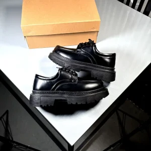 All-black-Vans-loafer-heroshoop.webp