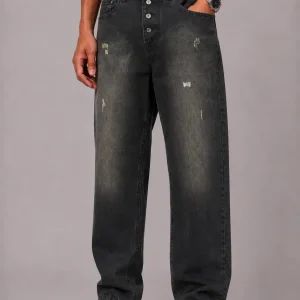 Black-mom-style-jeans-with-green-bottoms-heroshoop.webp