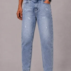 Blue-mom-jeans-with-white-bottoms-heroshoop.webp