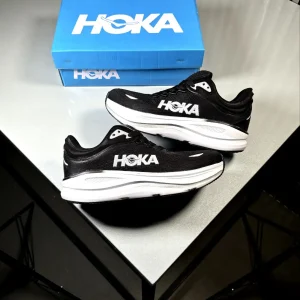 Hoka-running-shoes-black-white-sole-heroshoop.webp