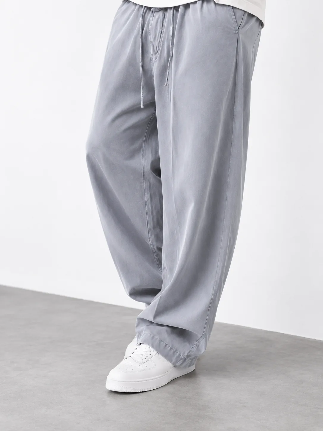 Natural Lyocell fabric semi-bag trousers Long length (108 cm) Solid grey heroshoop.com view1 Natural-Lyocell-fabric-semi-bag-trousers-Long-length-108-cm-Solid-grey-heroshoop.com-view1.webp