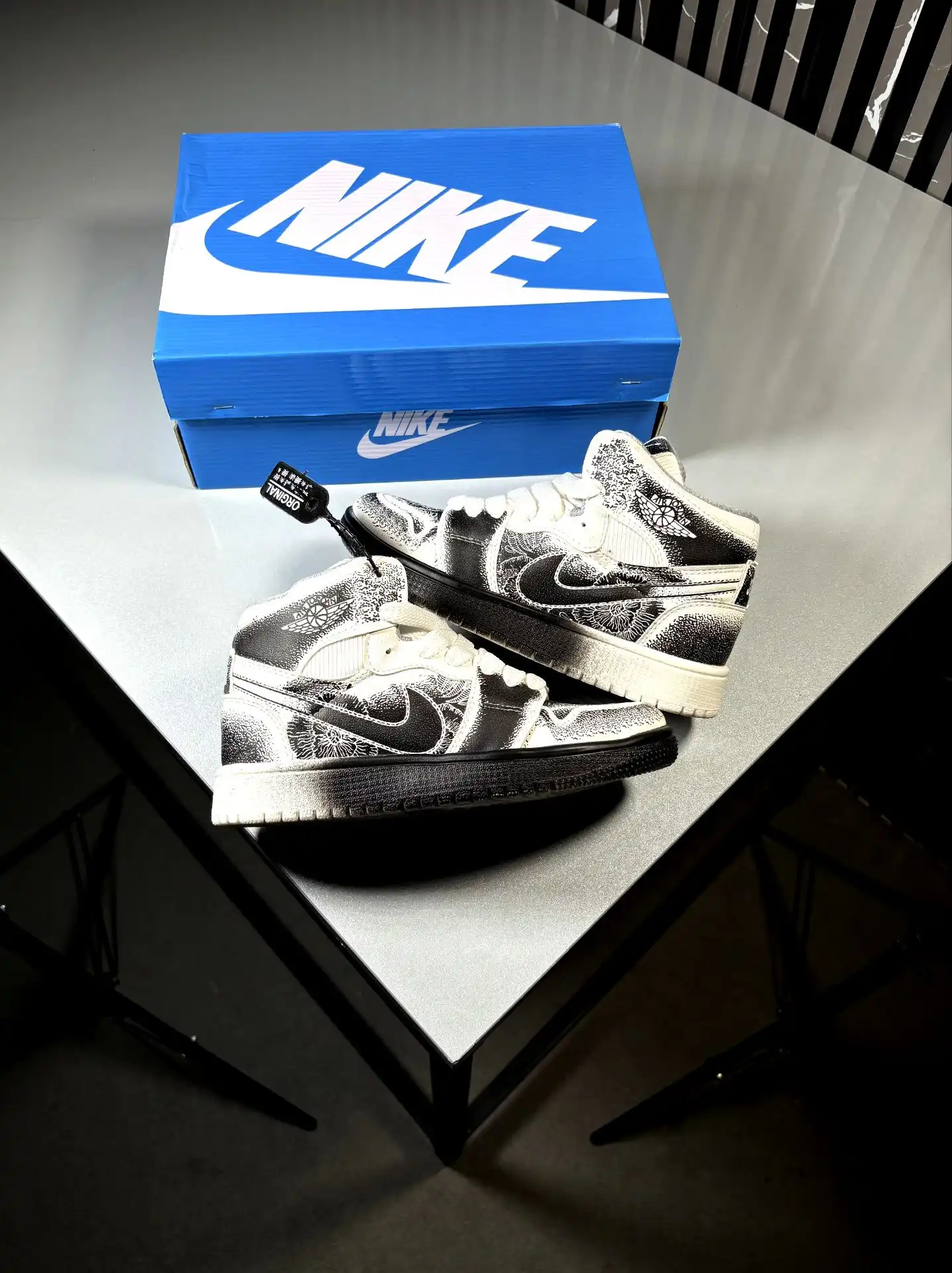 Nike Familia sneakers black and white heroshoop Nike-Familia-sneakers-black-and-white-heroshoop.webp