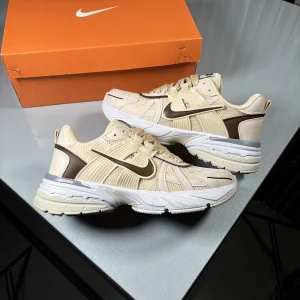 Nike-V2-Comfort-Sneakers-Cream-Brown-heroshoop.webp