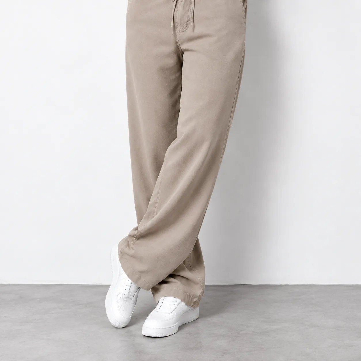Semi-bag style trousers, natural Lyocell fabric Long length (108 cm) Solid khaki color heroshoop.com view1 Semi-bag-style-trousers-natural-Lyocell-fabric-Long-length-108-cm-Solid-khaki-color-heroshoop.com-view1.webp