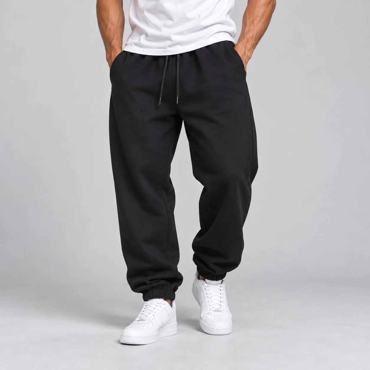 black-relaxed-fit-jogger-pants-elastic-cuff1 شلوار اسلش جاگر مشکی | قواره آزاد و بگ | دمپا کش | گرم بالا - تصویر 1